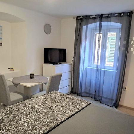 Studio Apartment Lola Kastela Bagian luar foto