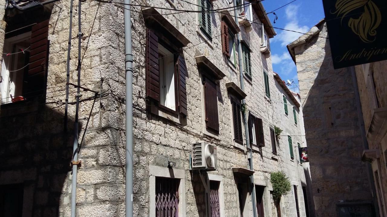 Studio Apartment Lola Kastela Bagian luar foto