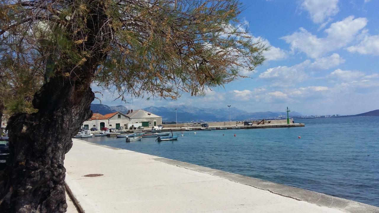 Studio Apartment Lola Kastela Bagian luar foto