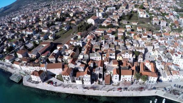 Studio Apartment Lola Kastela Bagian luar foto